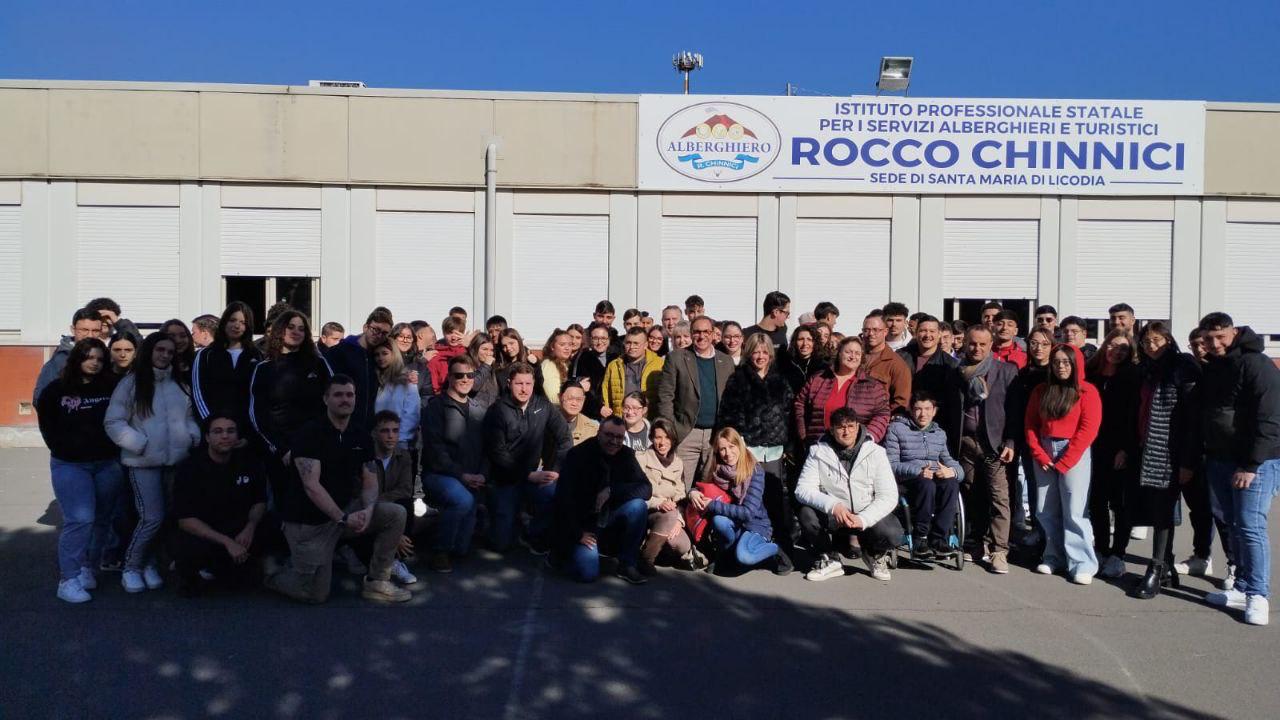 WhatsApp-Image-2024-01-24-at-18.42.25 <strong>Potenziamento linguistico: Militari americani della NAS Sigonella all’Alberghiero di Santa Maria di Licodia</strong>