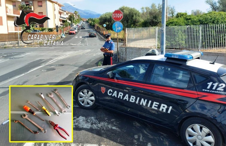 arresto-x-furto-Gravina-CT Tremestieri Etneo, auto in sosta come magazzino di ricambi