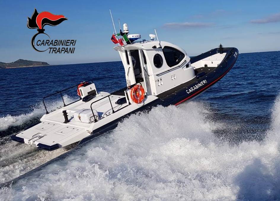 battello-pneumatico-fav Donna rischia di essere trascinata dalle correnti in mare, salvata dai Carabinieri