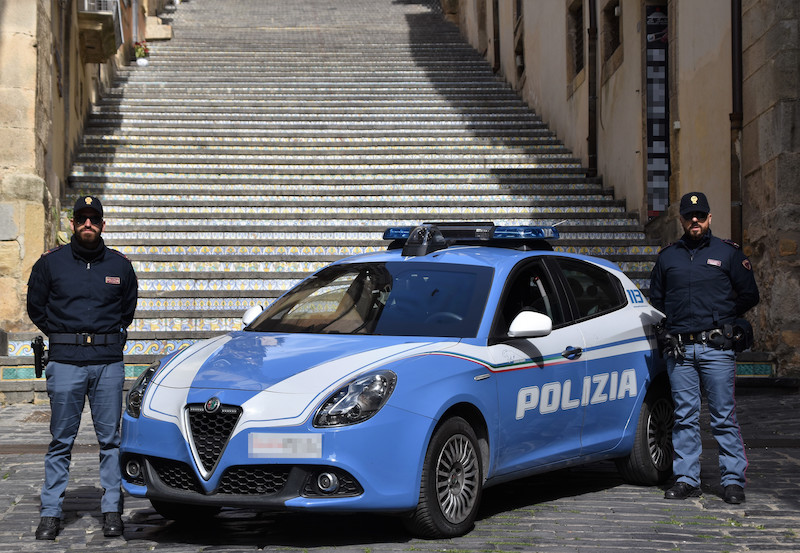 POLIZIA_SCIENTIFICA_CALTAGIRONE Caltagirone: spacciavano droga a casa e in strada