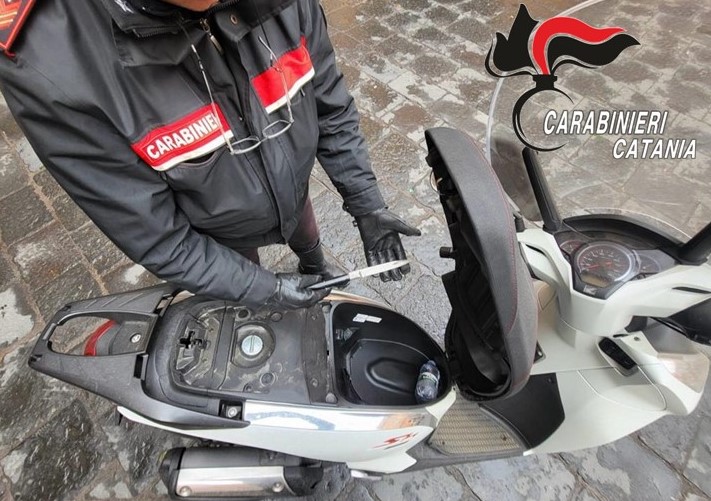 Picanello, con un coltello a serramanico in giro su uno scooter
