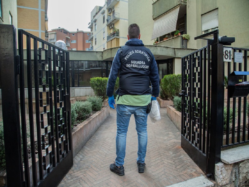 Omicidio shock a Roma: donna trovata morta con scotch in bocca