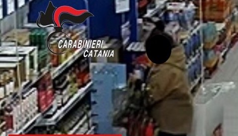 Paternò, tentano di rubare bottiglie di liquore