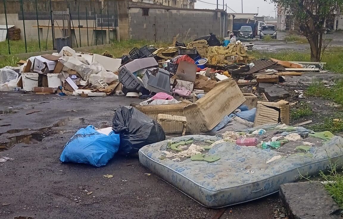 rifiuti-abbandonati-in-strada-a-catania-e1687266745416 Piano rifiuti, Di Paola (M5S): “Inceneritori grave passo indietro”