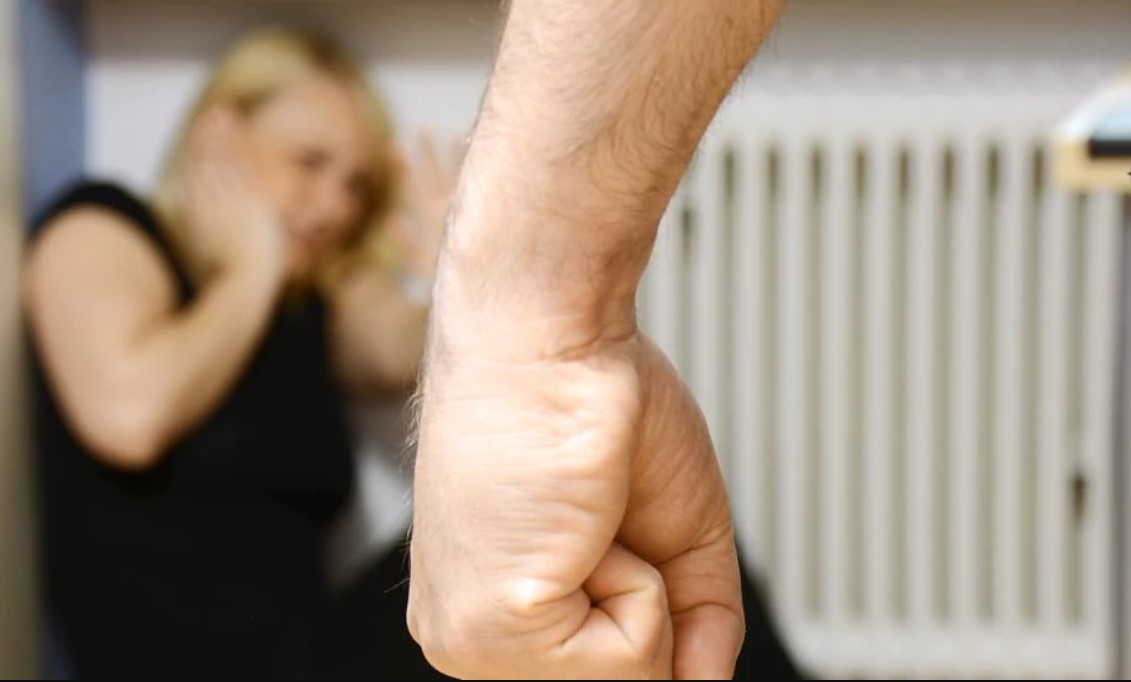 violenza1 San Gregorio di Catania (CT), notte di terrore per una donna: l’ex le distrugge casa e la picchia