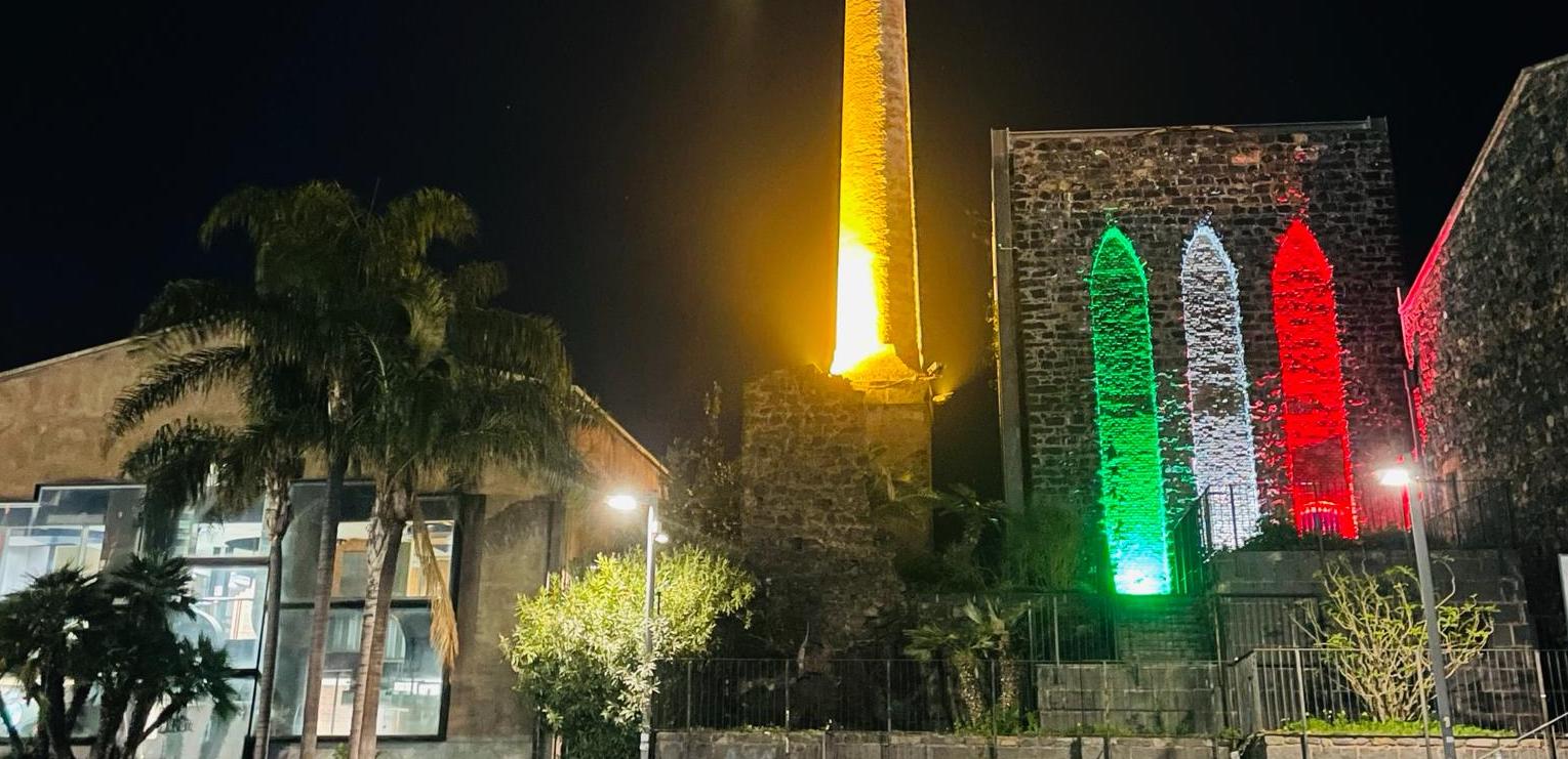 Ciminiere, illuminazione 2 Ciminiere, illuminazione con i colori del calendario civico