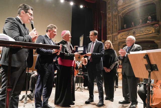 Teatro Massimo, consegnato il premio “Luigi Maina” all’arcivescovo Luigi Renna