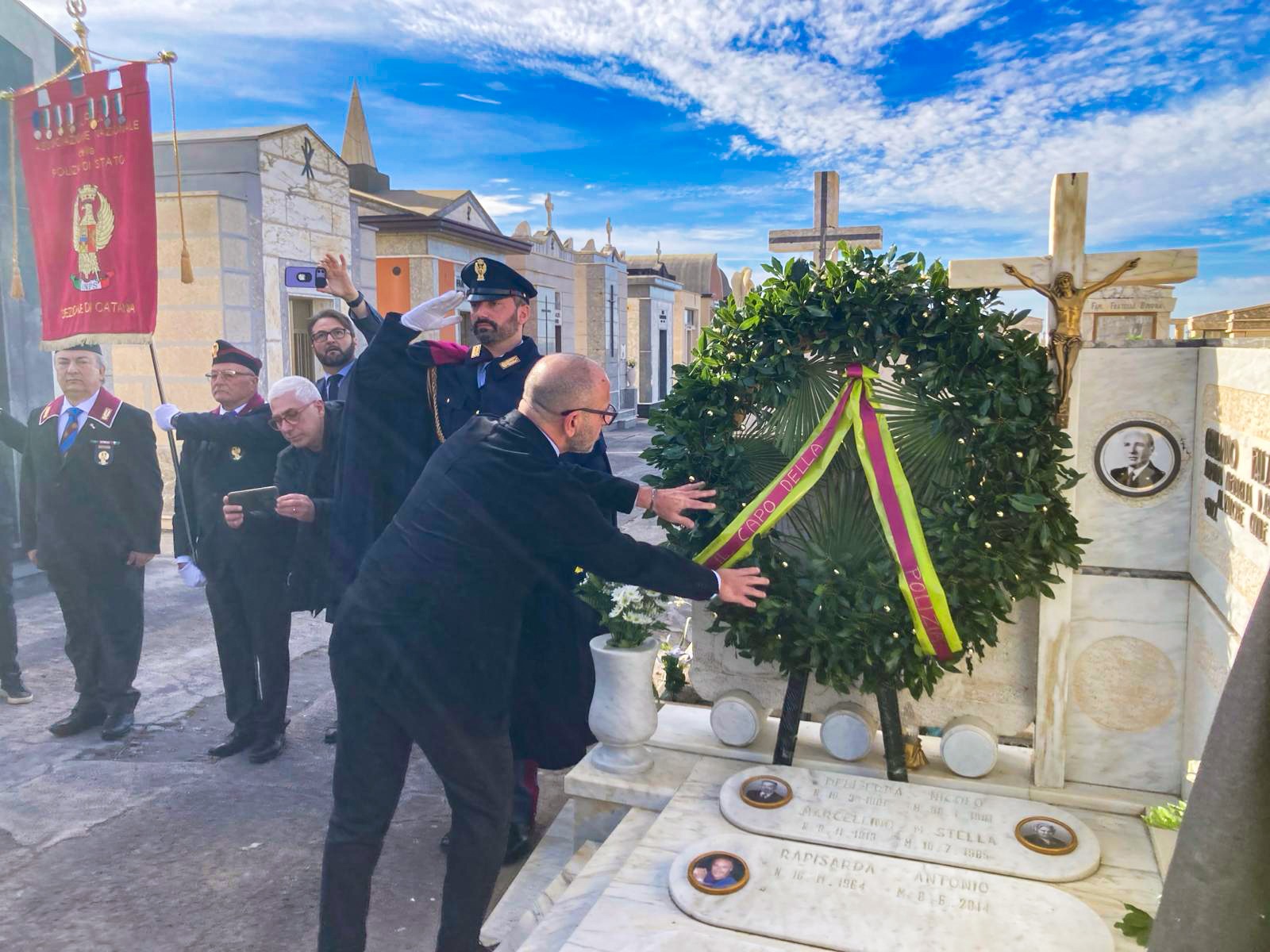 LA POLIZIA DI STATO DI CATANIA HA RICORDATO GERLANDO FALZONE NEL 56° ANNIVERSARIO DELLA SUA MORTE – 2 Adrano, la Polizia di Stato ricorda Gerlando Falzone