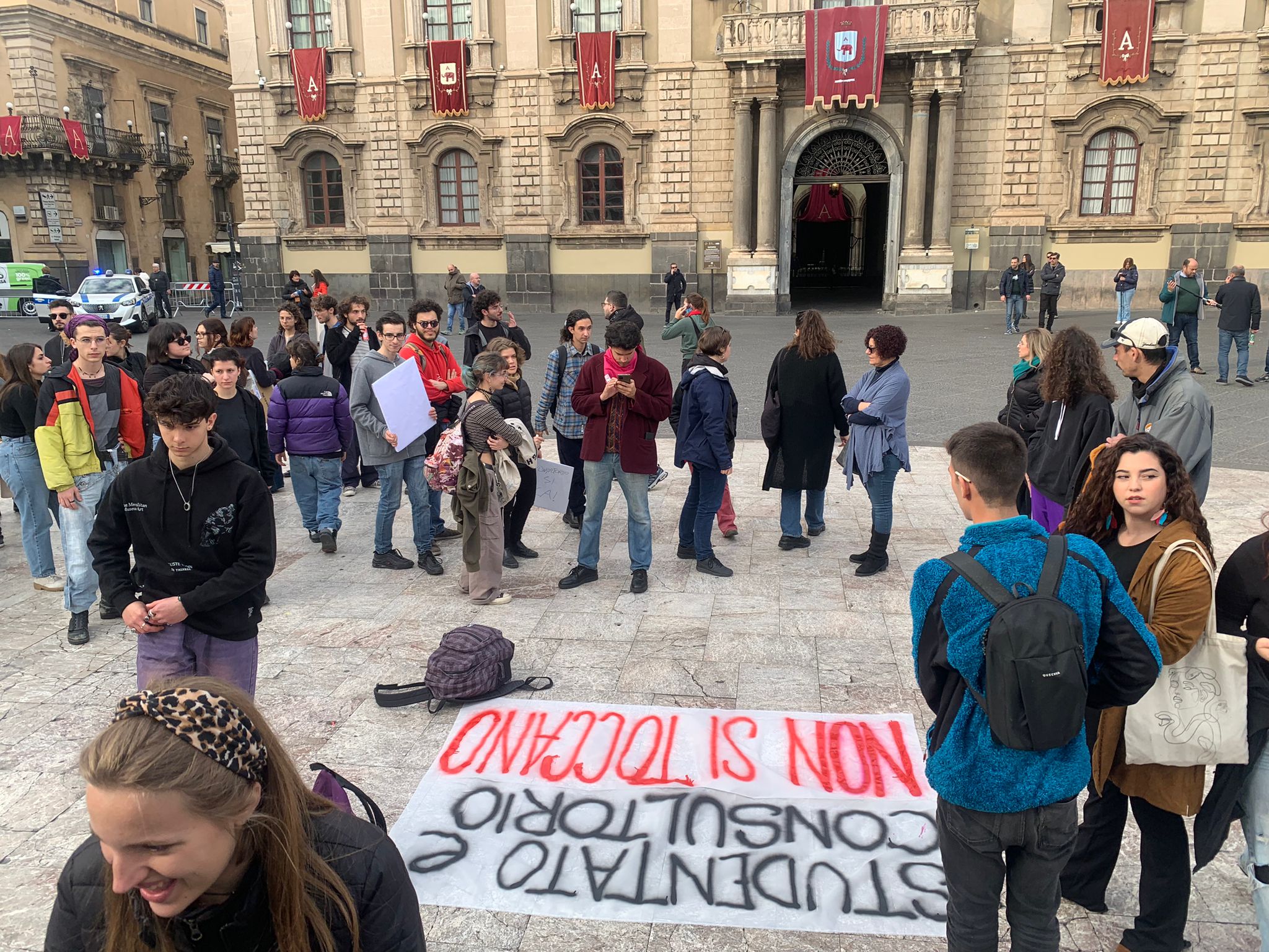 Via Gallo, manifestanti in piazza Duomo “Rivogliamo via Gallo”. Ieri l’incontro tra gli ex occupanti e il sindaco