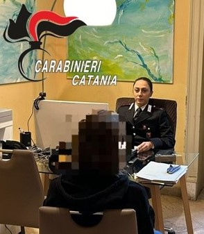 Minaccia la madre per soldi Minaccia madre per denaro