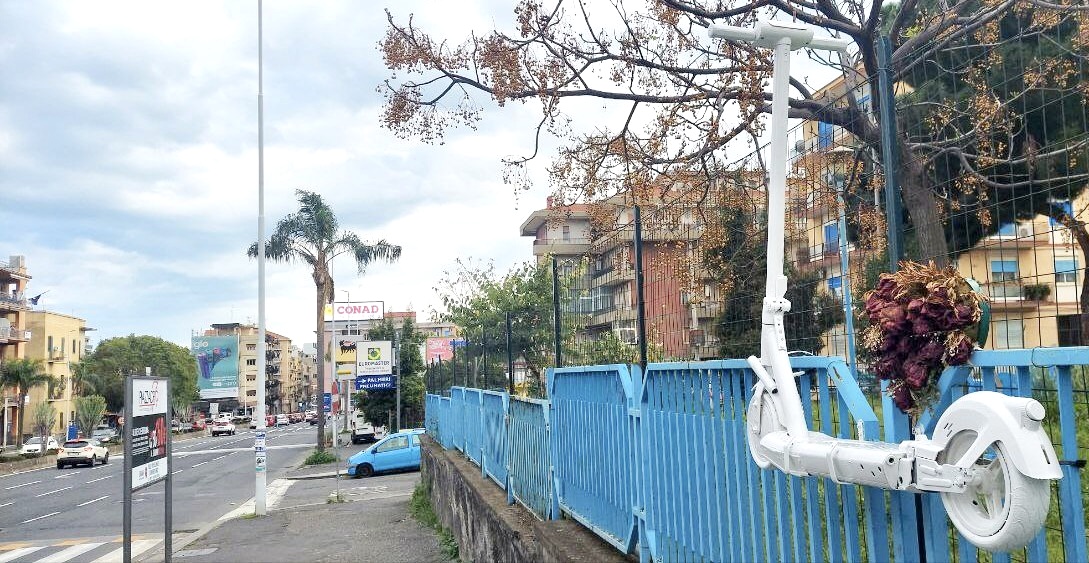 Monopattino ghost A Catania il primo monopattino ghost per Lorenzo Isaia