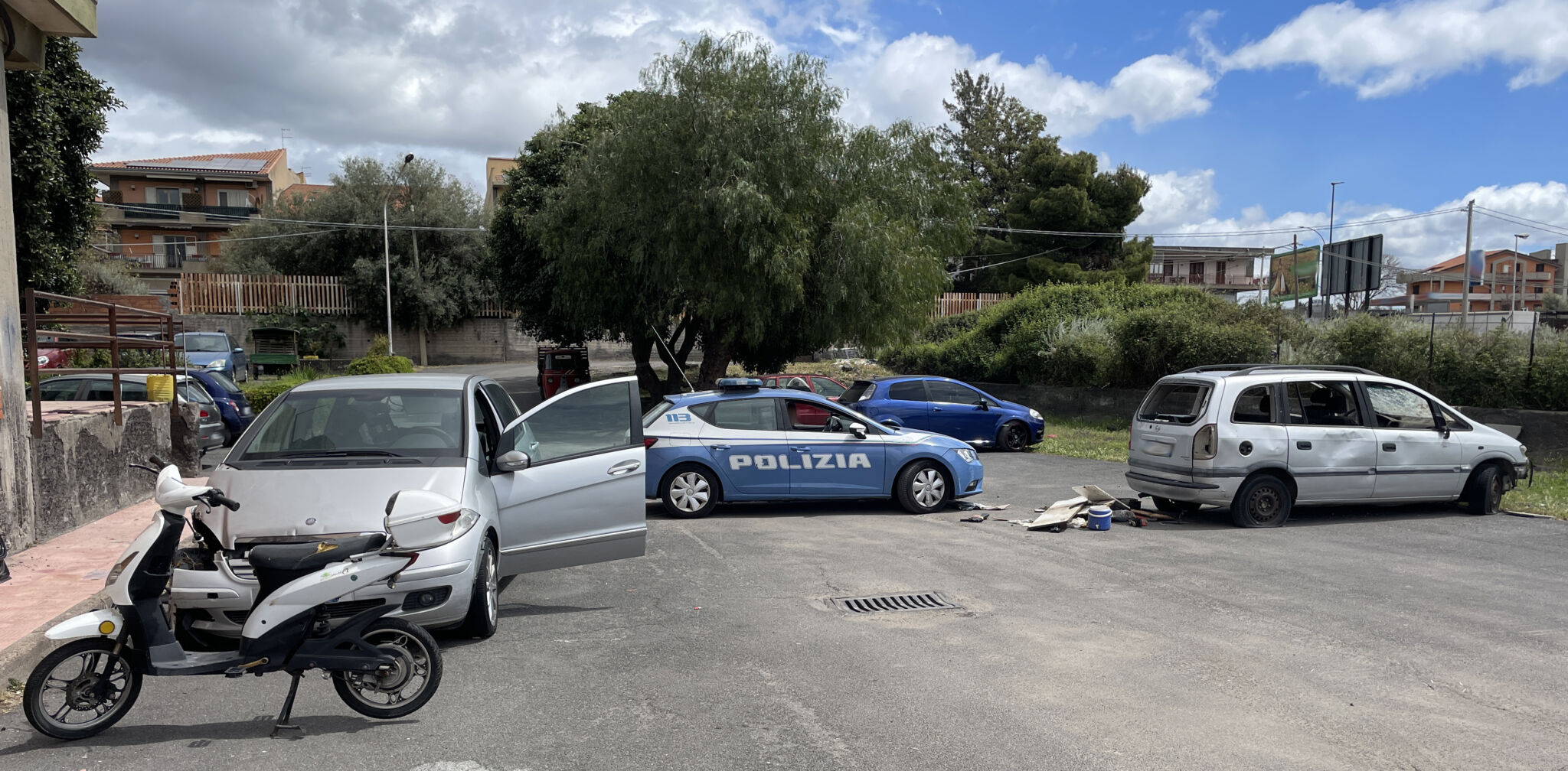 Adrano, armi e droga in due auto abbandonate