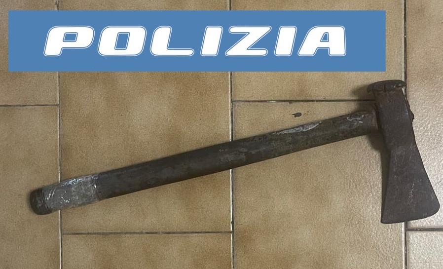 Con un ascia in mano minacciava i passanti