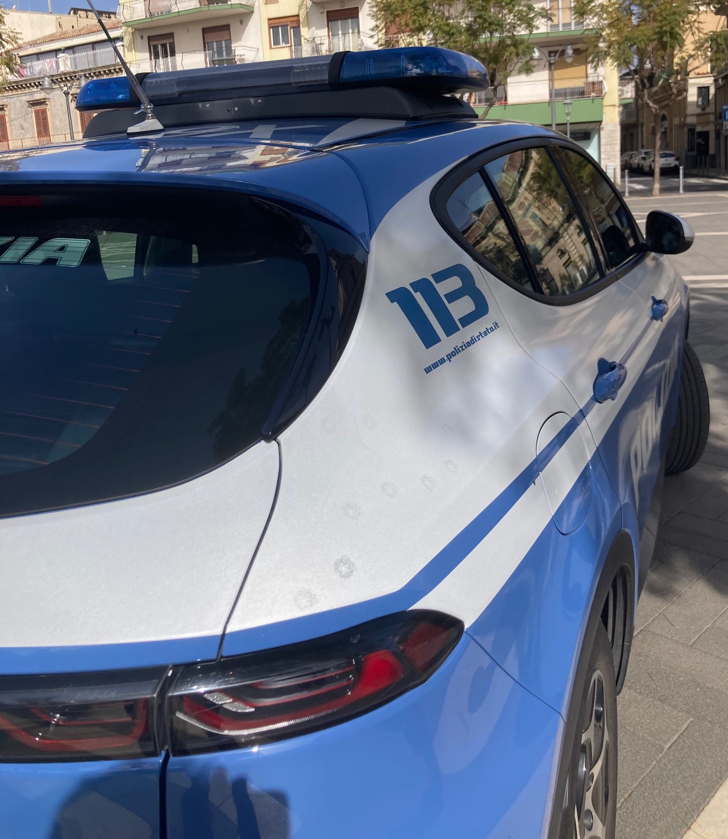 Nudo davanti supermercato Nudo in strada davanti ad un supermercato