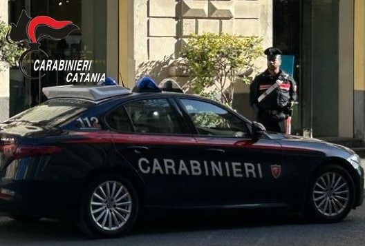 Ruba nel reparto donna di un negozio in via Etnea
