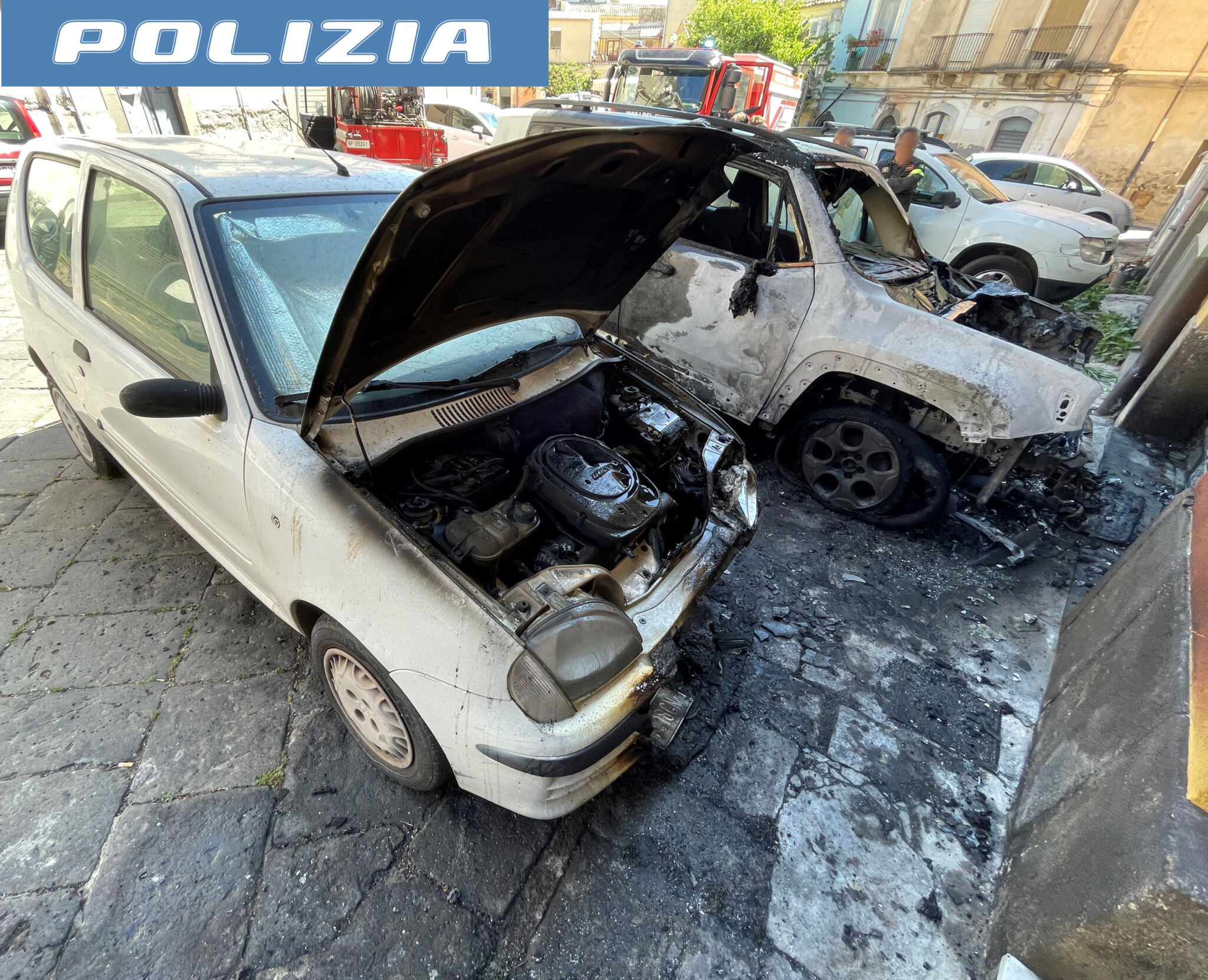 AVEVANO DATO ALLE FIAMME DUE AUTO IN SOSTA, INDIVIDUATI I RESPONSABILI DAGLI AGENTI DEL COMMISSARIATO DI ADRANO (1) Adrano, incendiano due auto in sosta