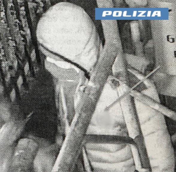 CONOSCIUTO SUI SOCIAL LO RAPINA NELLA CASA DOVE LAVORA – ARRESTATO DALLA POLIZIA DI STATO (4) Conosciuto sui social lo rapina in casa