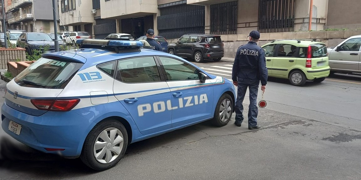 TRE UOMINI DENUNCIATI DALLA POLIZIA DI STATO PER FURTO DI FANALI Furto fanali ad Adrano. Due denunciati