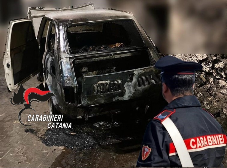incendio auto Biancavilla A fuoco auto posteggiata sotto la finestra sbagliata