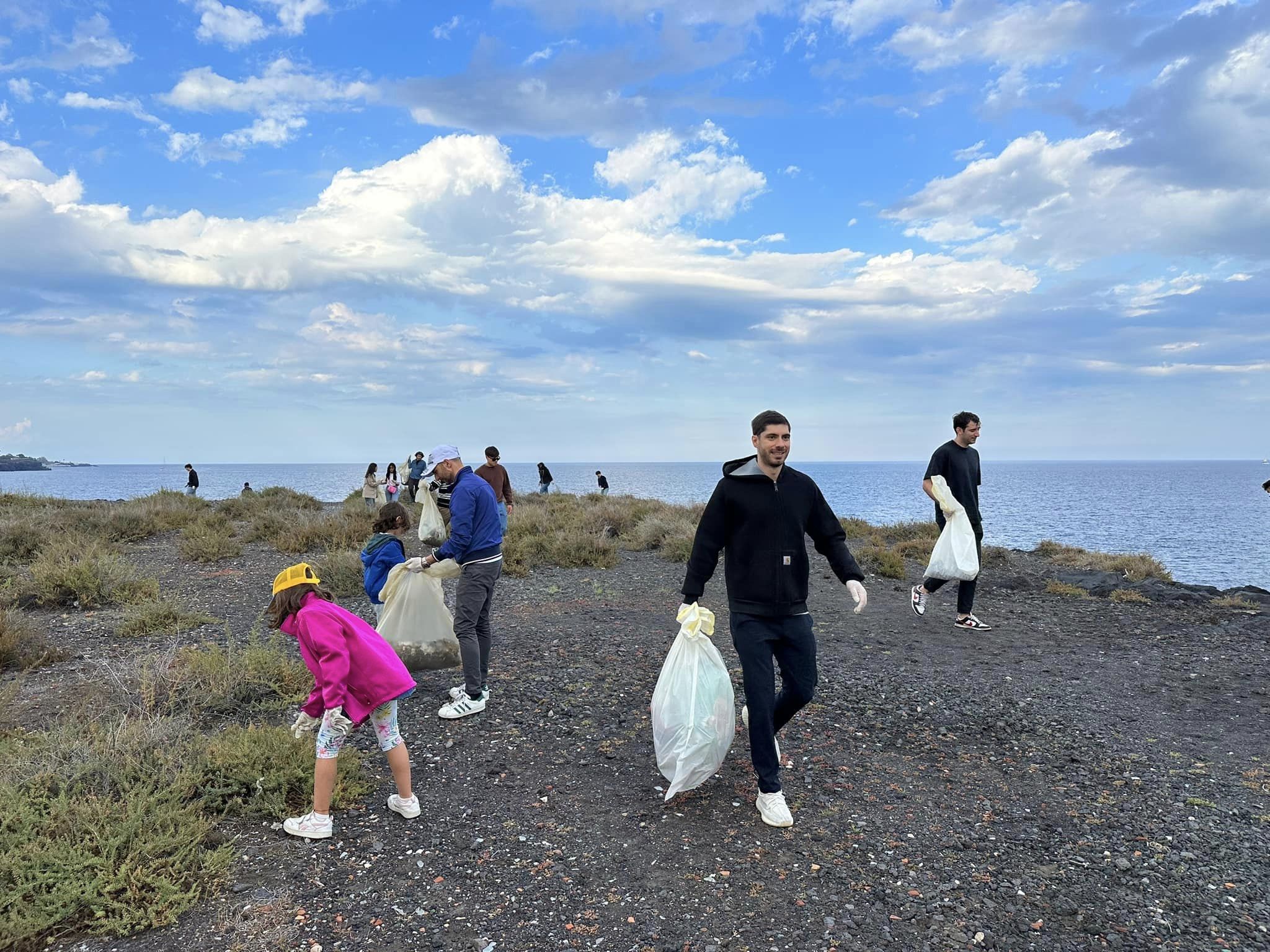 pulizia Se la mai non la sporchi Catania merita il rispetto dell’ambiente: ripulito il Lungomare
