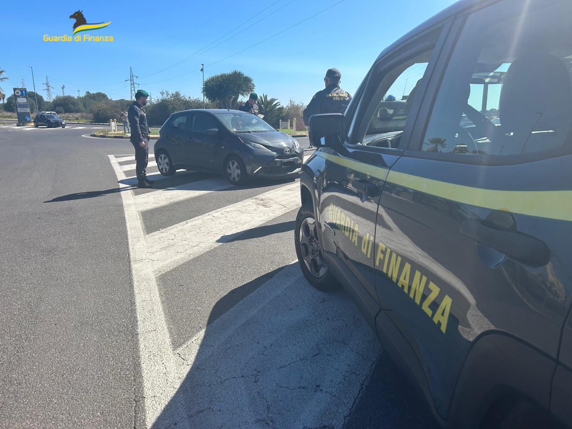 Arresto Guardia di Finanza Non si ferma all’Alt dei finanzieri. Arrestato in possesso di un’arma