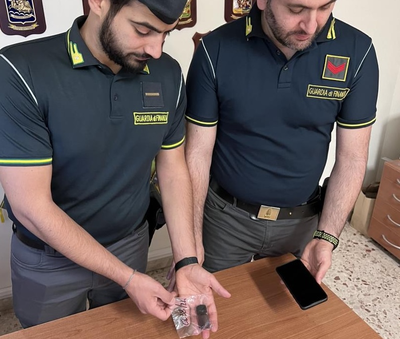 Guardia di Finanza sequestra cocaina e popper