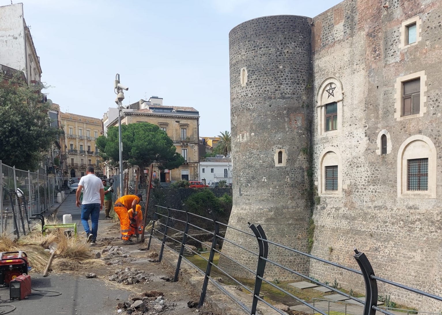 Castello Ursino Castello Ursino, lavori in corso per la nuova ringhiera
