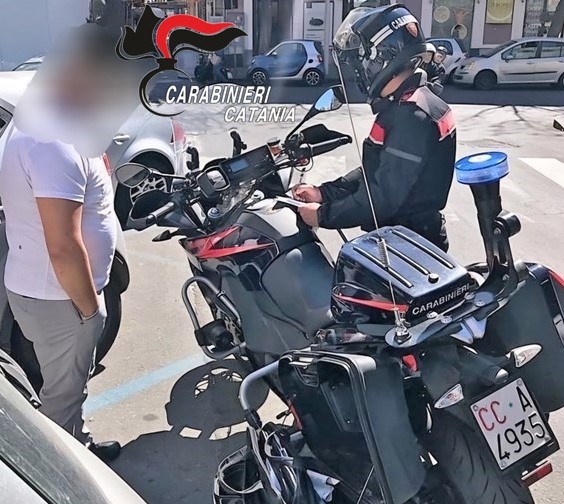 In piazza Europa beccato posteggiatore abusivo