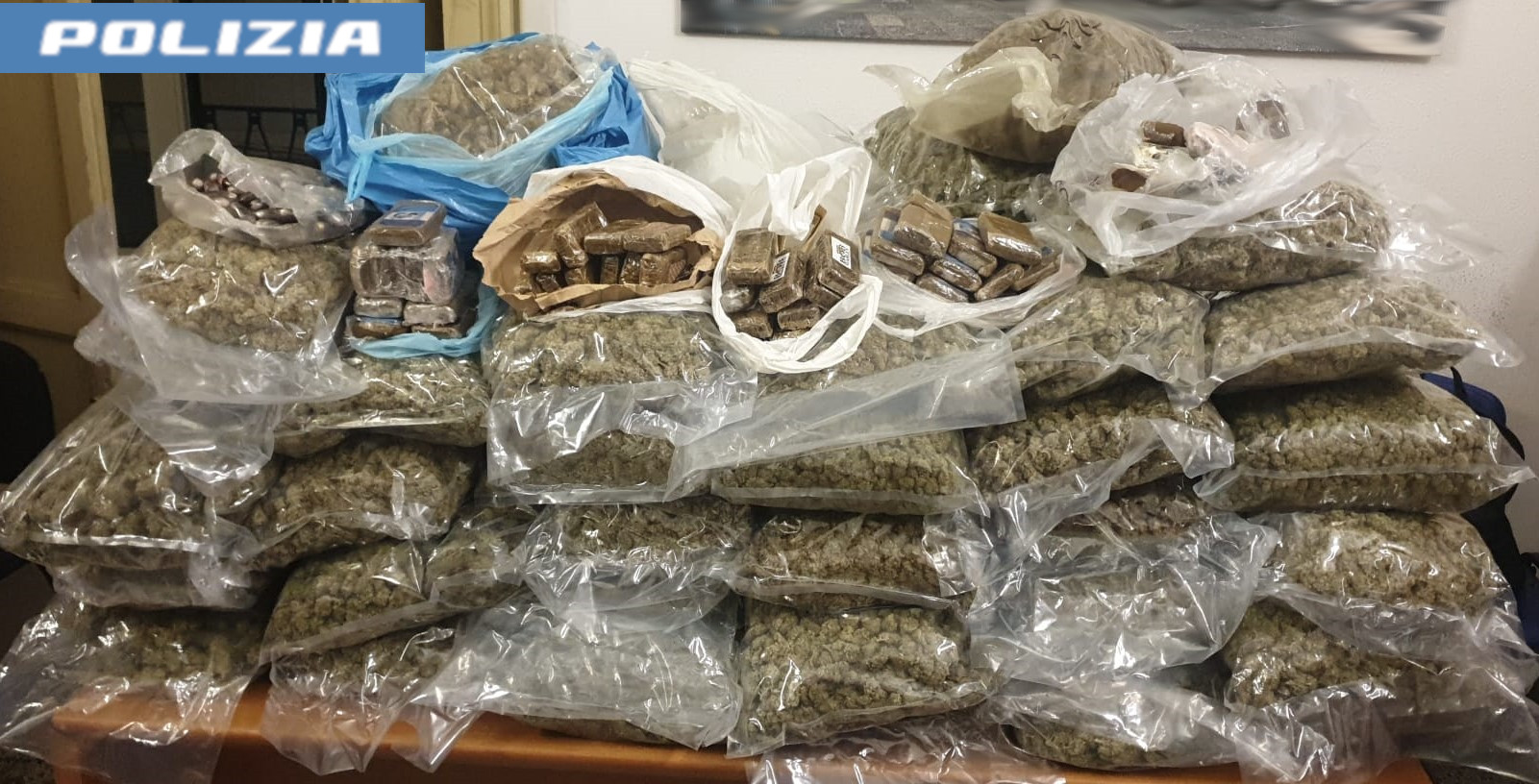 I FALCHI DELLA SQUADRA MOBILE SEQUESTRANO 61KG DI STUPEFACENTE OCCULTATO DENTRO UNA AUTO IN DISUSO. ARRESTATO CATANESE I Falchi fanno bingo, in un auto 61 chili di droga