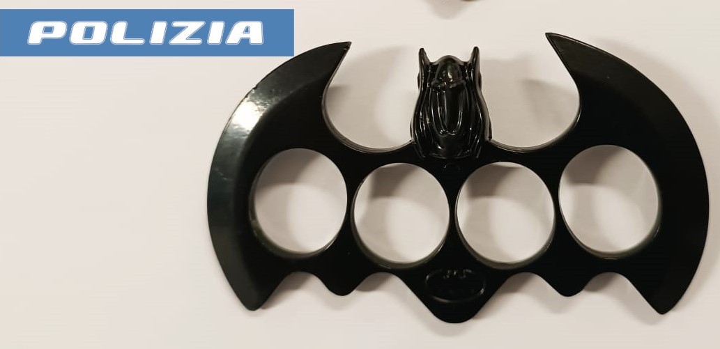 NASCONDEVA UN TIRAPUGNI NEL BAGAGLIO, DENUNCIATO DALLA POLIZIA DI FRONTIERA Aeroporto Catania, dentro la valigia un tirapugni