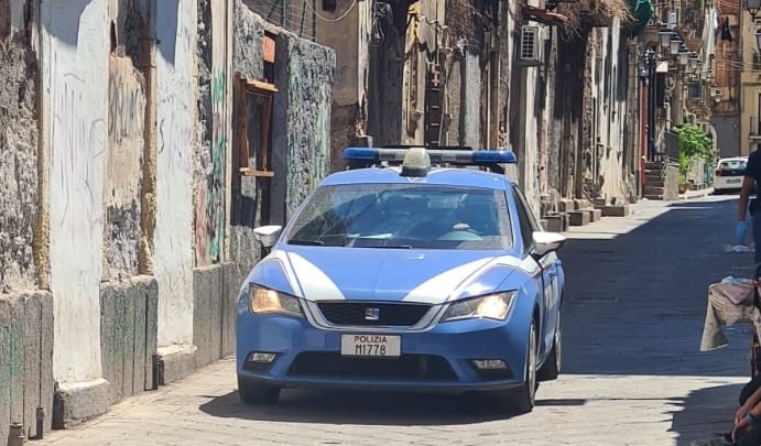 SAN BERILLO PUSHER ARRESTATO DALLA POLIZIA PER DETENZIONE AI FINI DI SPACCIO 3 San Berillo, arrestato per droga senegalese incensurato