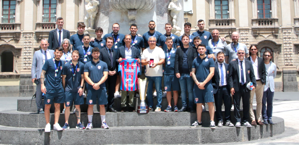 Meta Catania con la Coppa dello Scudetto nel palazzo degli elefanti