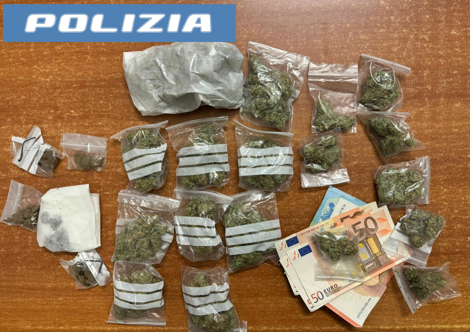 San Cristoforo, spacciava droga con un borsello a tracolla