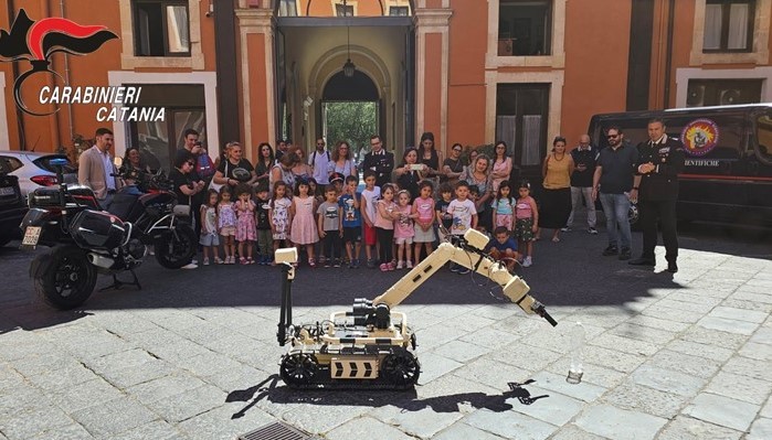 carabinieri con INCONTRO BAMBINI Gli alunni della Scuola Narciso ospiti dei Carabinieri