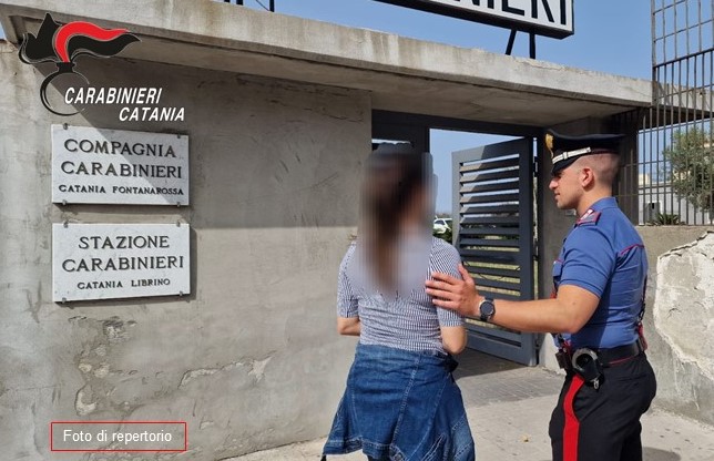foto repertorio maltrattamenti “Ti ficco in gola un coltello”, ex finisce in carcere