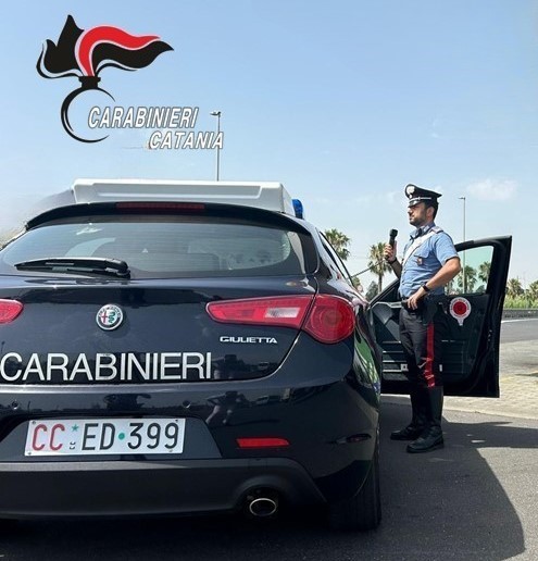 Catania Carabinieri Ubriaco al bar piuttosto che ai domiciliari in casa: si scaglia contro i Carabinieri che lo arrestano