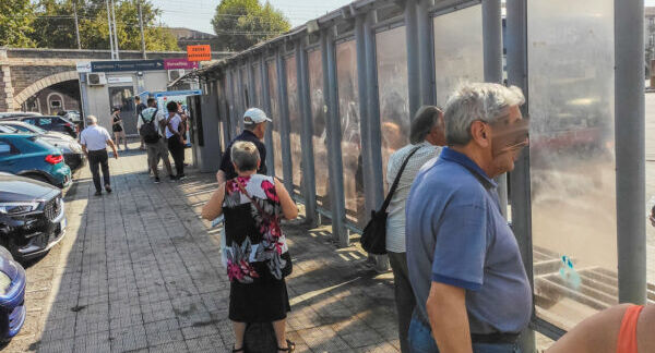 Fermate senza ombra e pavimentazione rovinata: i catanesi si lamentano