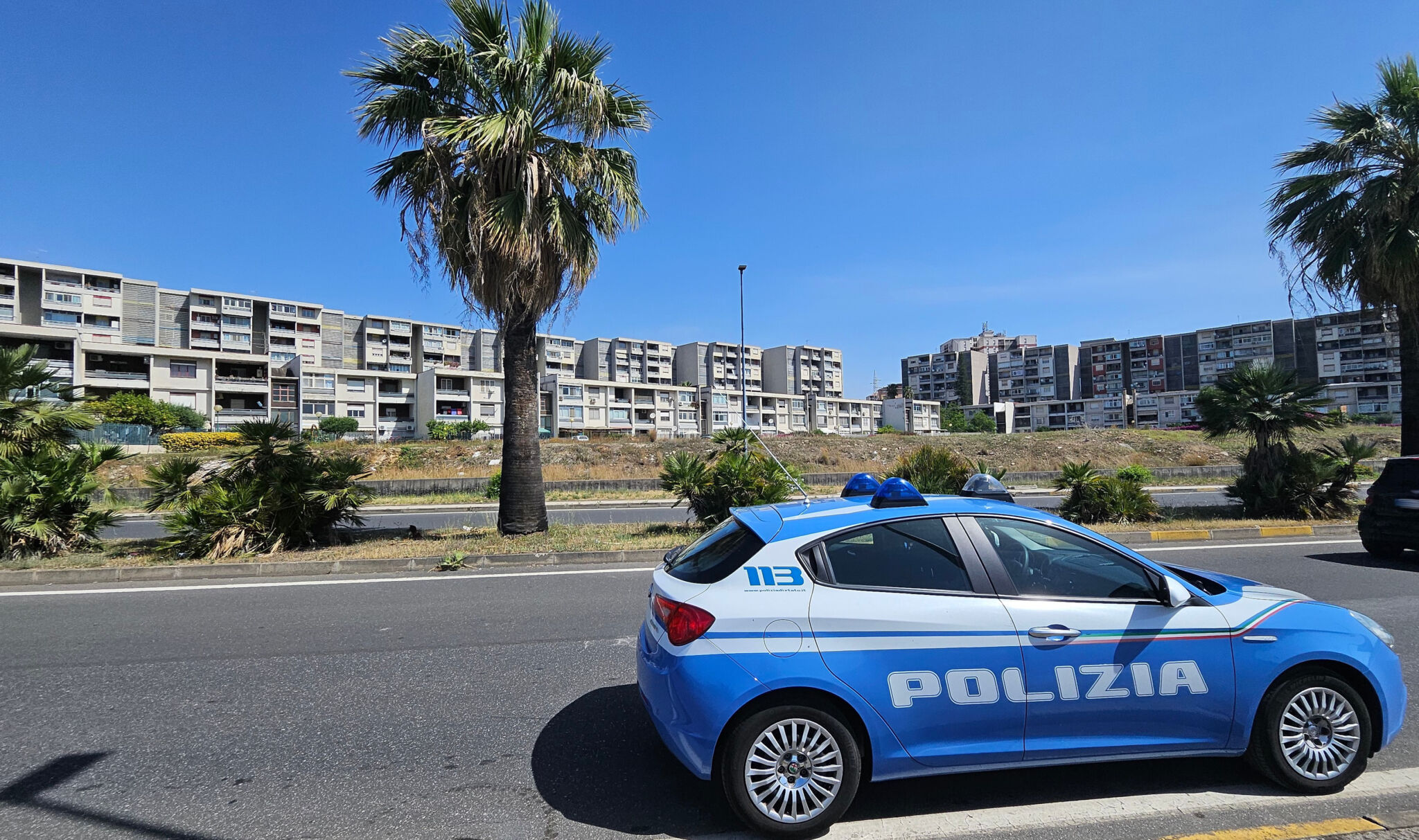 Uomo lancia oggetti dal balcone a Librino In stato di agitazione lancia oggetti dal balcone: riportato alla calma degli agenti delle Volanti