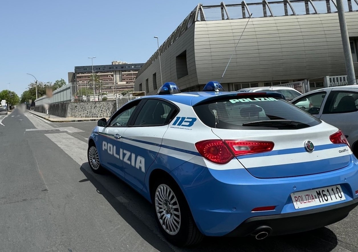 Minaccia autista e lancia pietre ai passanti: 35enne denunciato