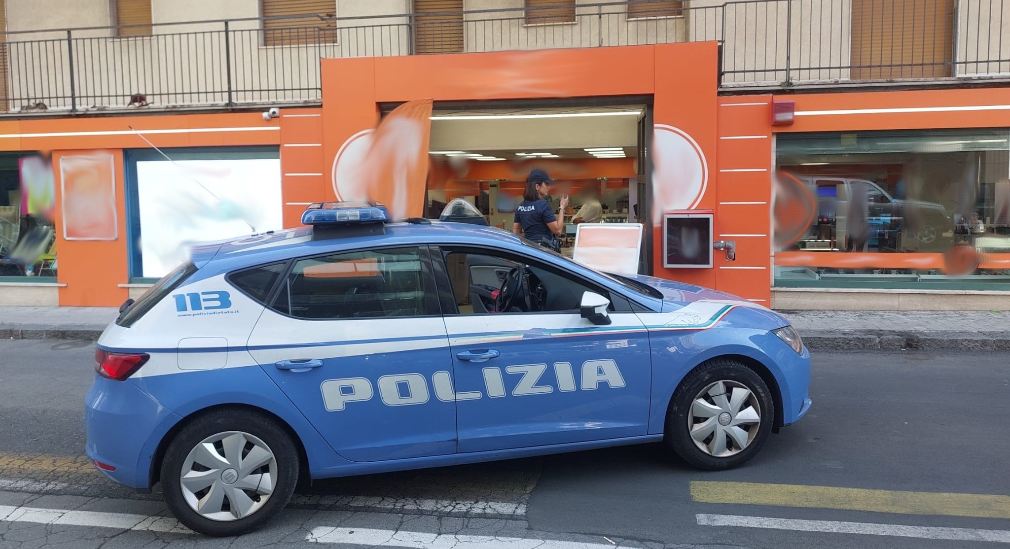 Rapinatore bloccato dai clienti