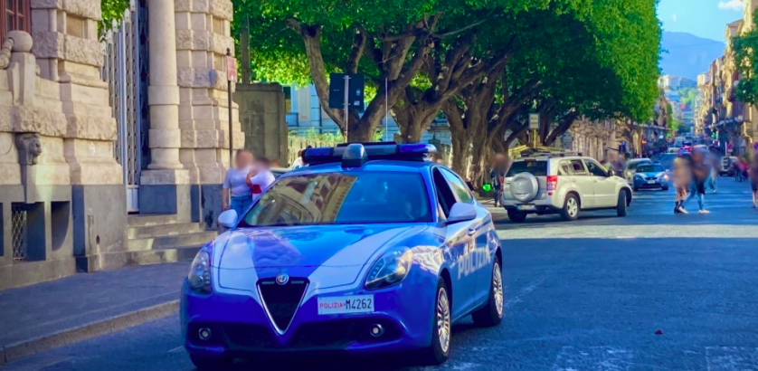 30enne ai domiciliari a passeggio per il centro storico