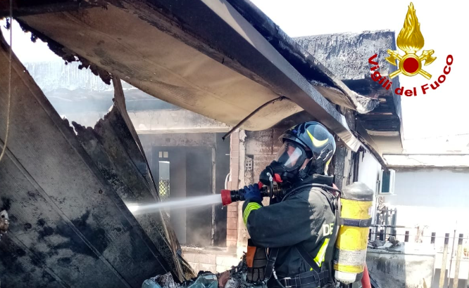 Aci Sant’Antonio Aci Sant’Antonio, spento incendio in una mansarda