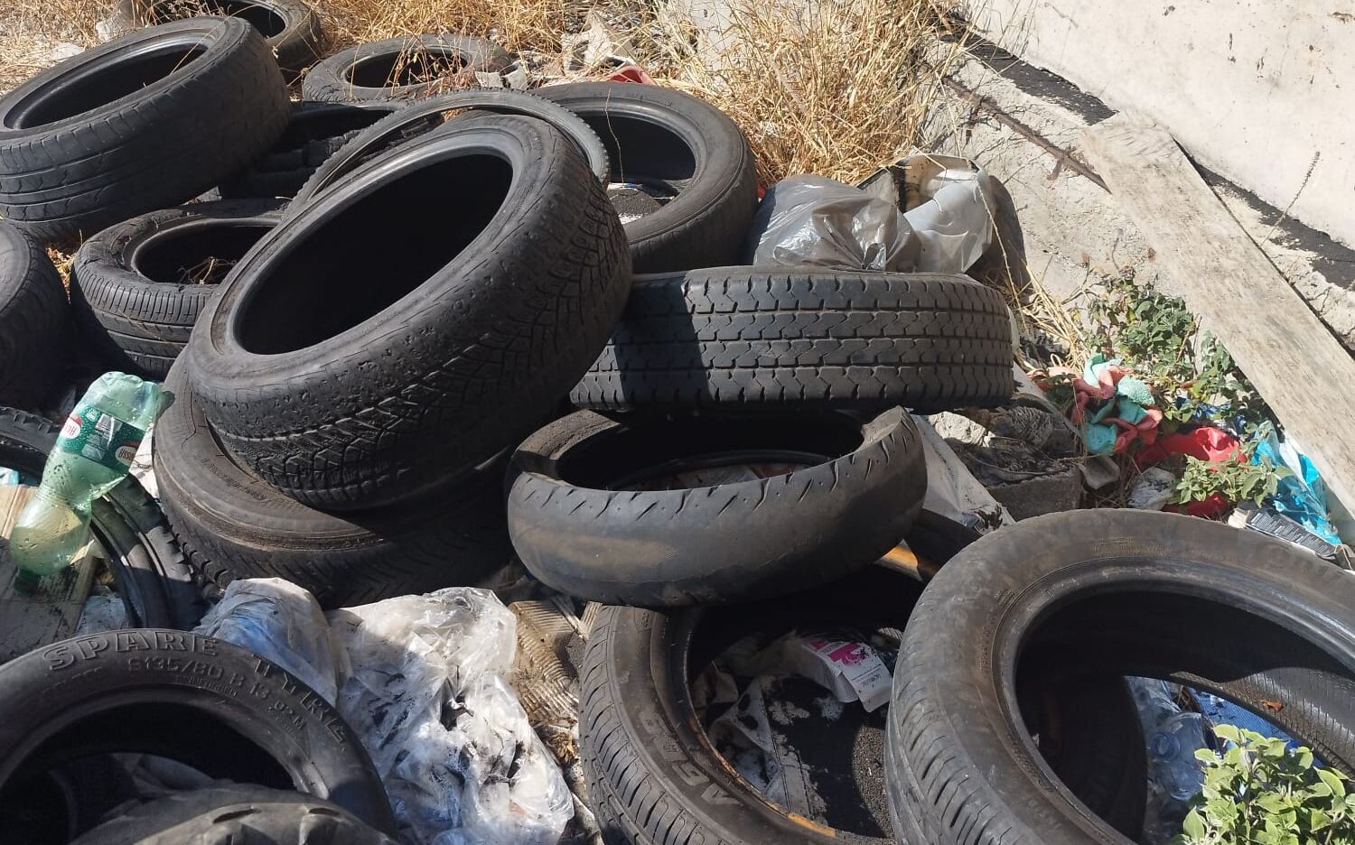 Una discarica di pneumatici in corso dei Martiri