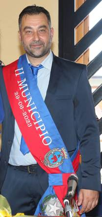 Claudio Carnazza sulla cenere lavica