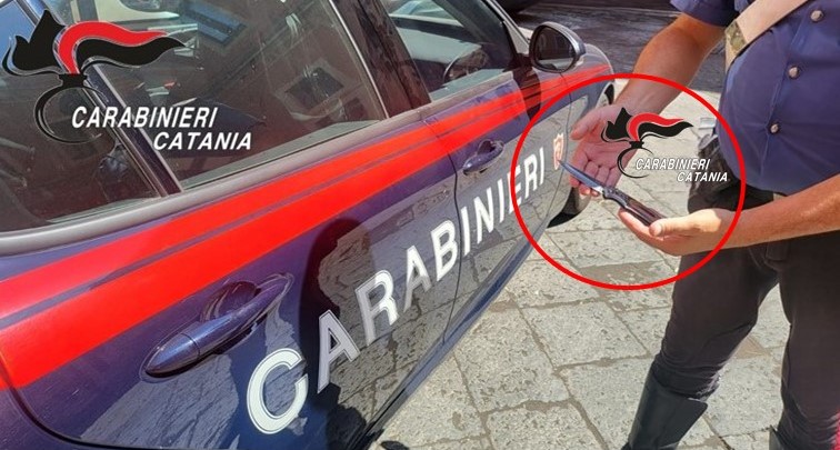 Coltello a serramanico nascosto nel marsupio: denunciato