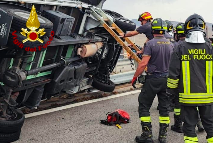 Camion ribaltato sul margine di una cavalcavia direzione Palermo