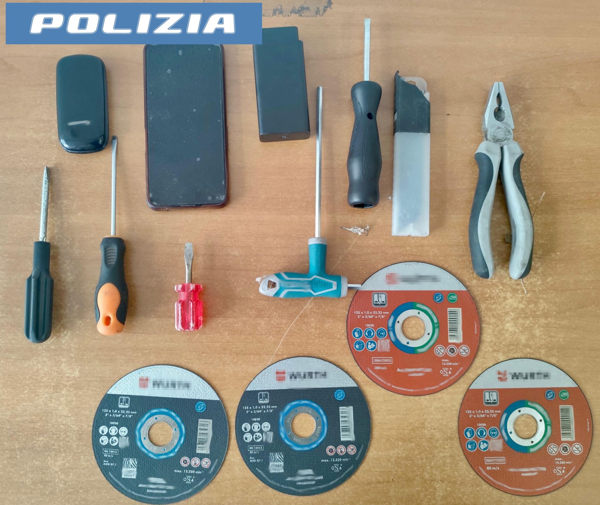 TENTANO DI RUBARE AUTO IN SOSTA DI UN CENTRO COMMERCIALE Tentano furto aggravato in concorso tra auto in sosta: arrestati