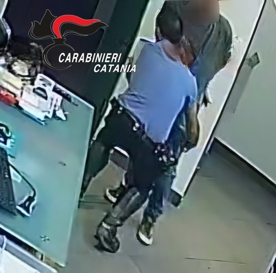 Assalta farmacia: cliente neutralizza 45enne armato di coltello
