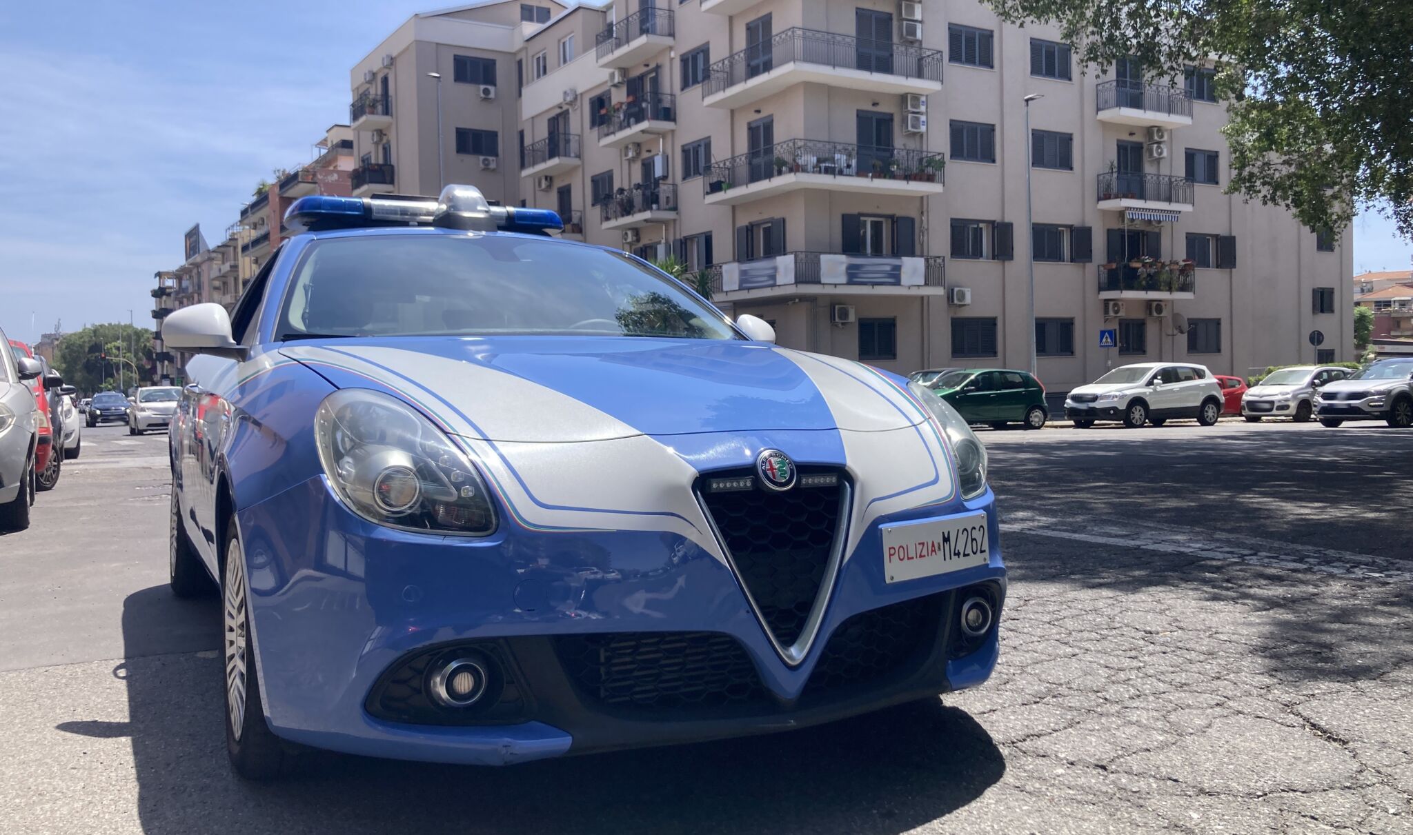 TRE RAGAZZE MINORENNI TENTANO UNO SCIPPO AD UNA DONNA, DENUNCIATE PER TENTATA RAPINA AGGRAVATA Tre minorenni catanesi tentano scippo a una donna