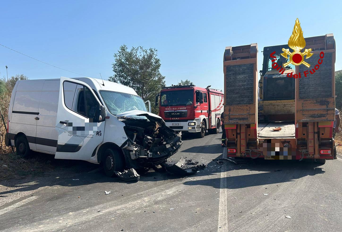 vigili del fuoco incidente Incidente tra furgone ed autocarro, intervengono Vigili del Fuoco
